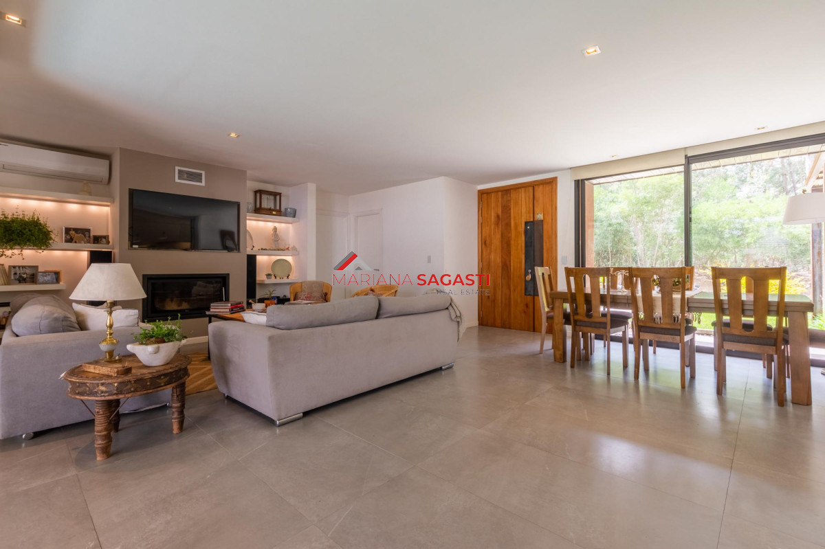 Casa ID.3890 - Venta Casa 4 dormitorios en Barrio Privado, Solanas, Punta del Este