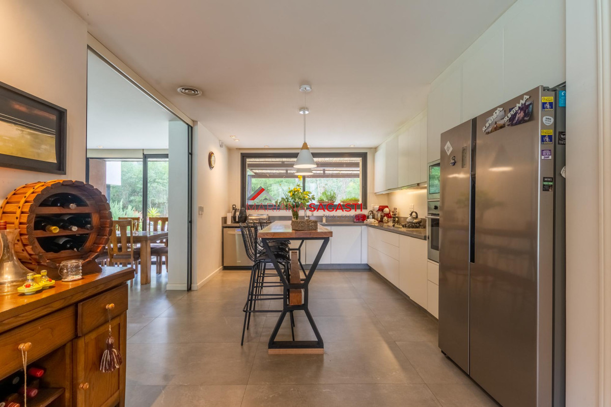 Casa ID.3890 - Venta Casa 4 dormitorios en Barrio Privado, Solanas, Punta del Este