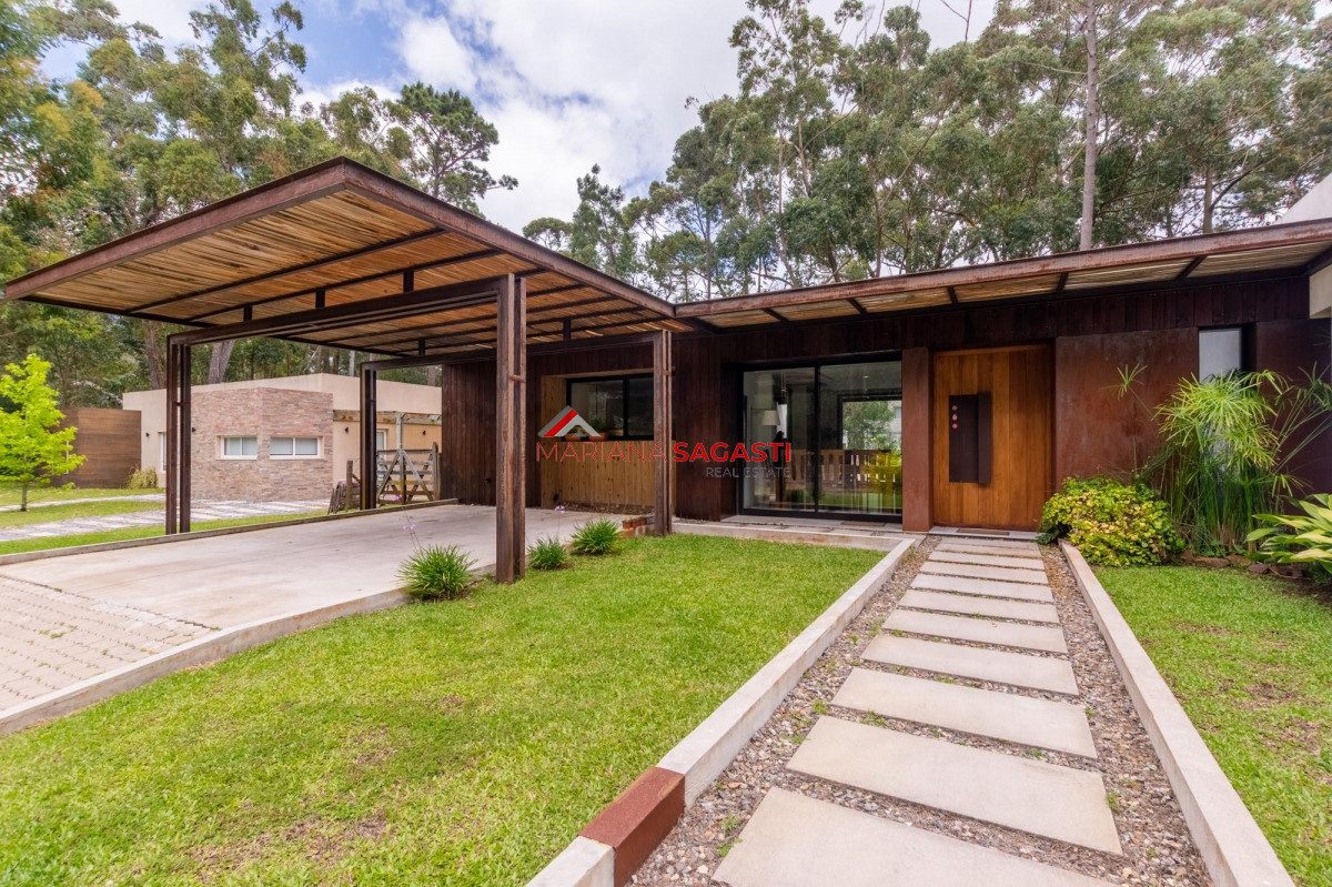 Casa ID.3890 - Venta Casa 4 dormitorios en Barrio Privado, Solanas, Punta del Este