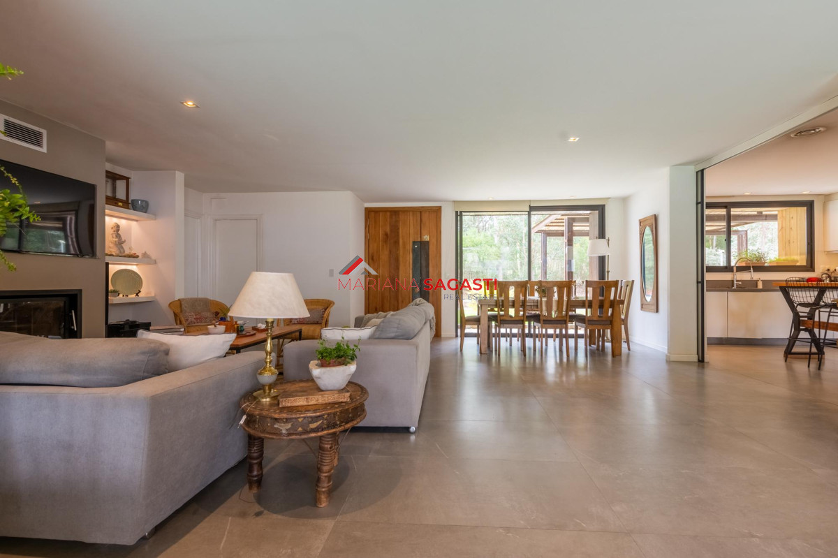 Casa ID.3890 - Venta Casa 4 dormitorios en Barrio Privado, Solanas, Punta del Este