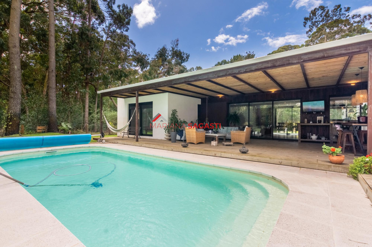 Casa ID.3890 - Venta Casa 4 dormitorios en Barrio Privado, Solanas, Punta del Este