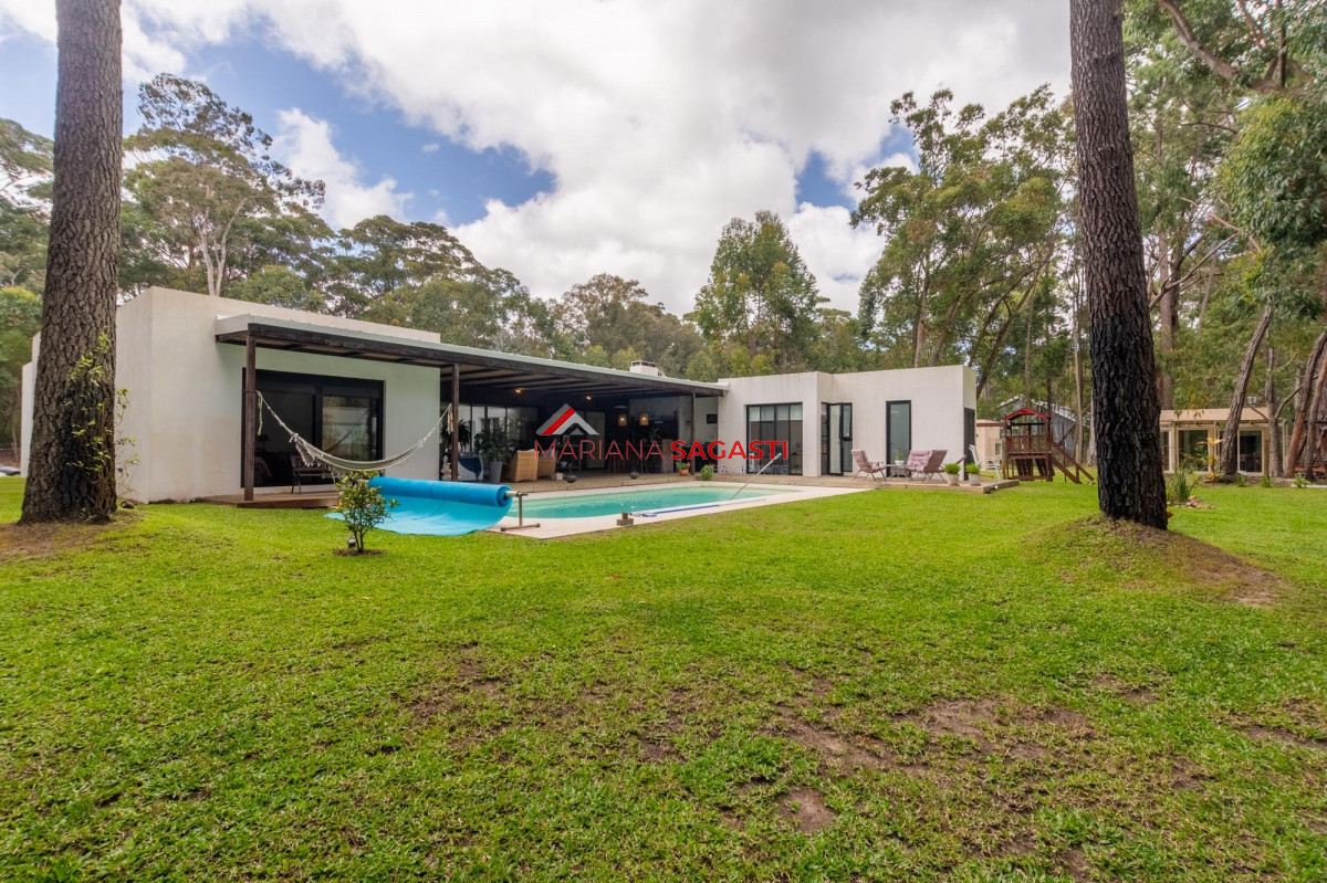 Casa ID.3890 - Venta Casa 4 dormitorios en Barrio Privado, Solanas, Punta del Este