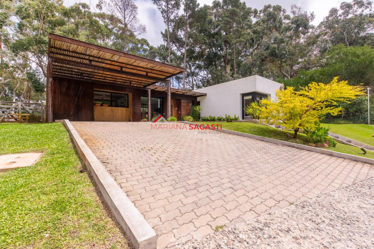 Casa ID.3890 - Venta Casa 4 dormitorios en Barrio Privado, Solanas, Punta del Este
