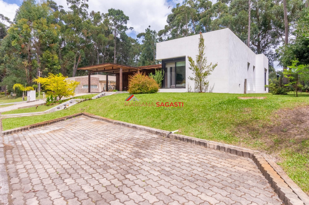 Casa ID.3890 - Venta Casa 4 dormitorios en Barrio Privado, Solanas, Punta del Este