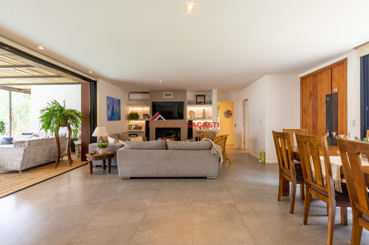 Casa ID.3890 - Venta Casa 4 dormitorios en Barrio Privado, Solanas, Punta del Este