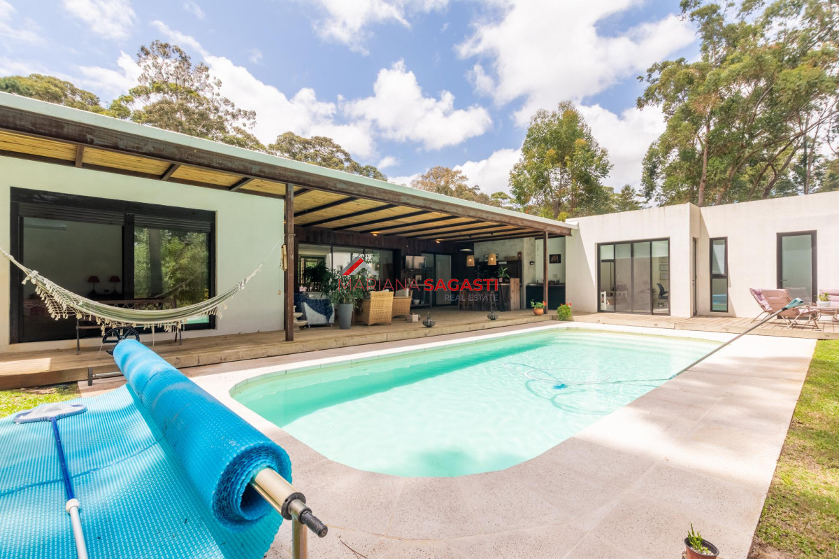Casa ID.3890 - Venta Casa 4 dormitorios en Barrio Privado, Solanas, Punta del Este