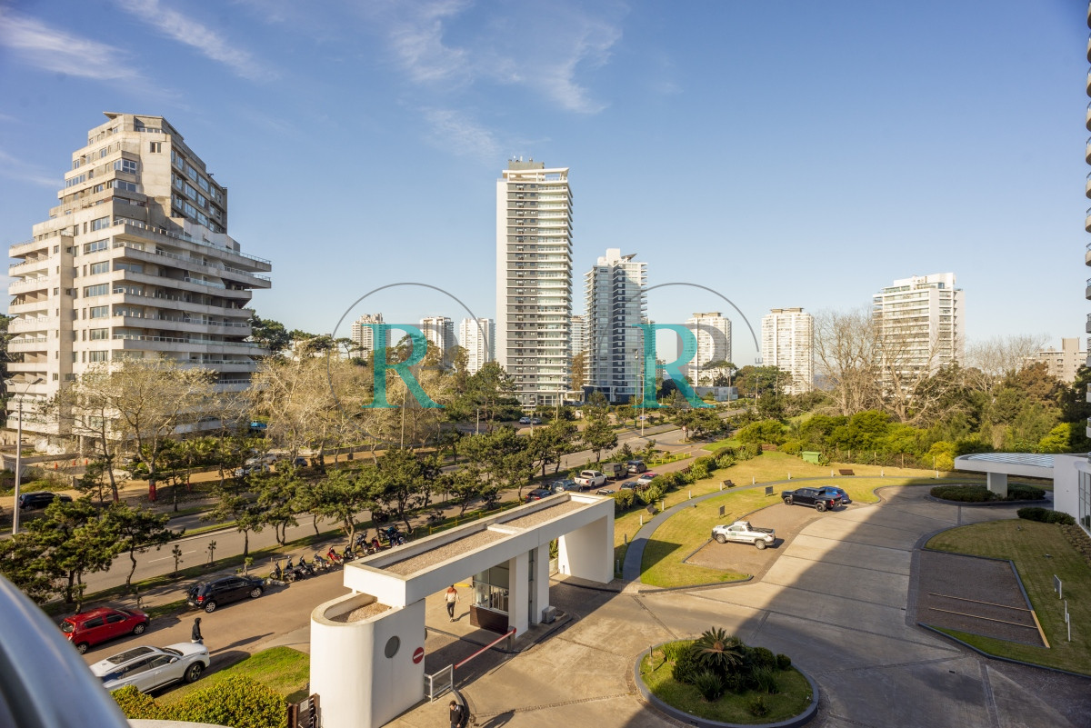 Apartamento ID.2117 - Venta Apartamento 3 dormitorios y dependencia en Ocean Drive Punta del Este