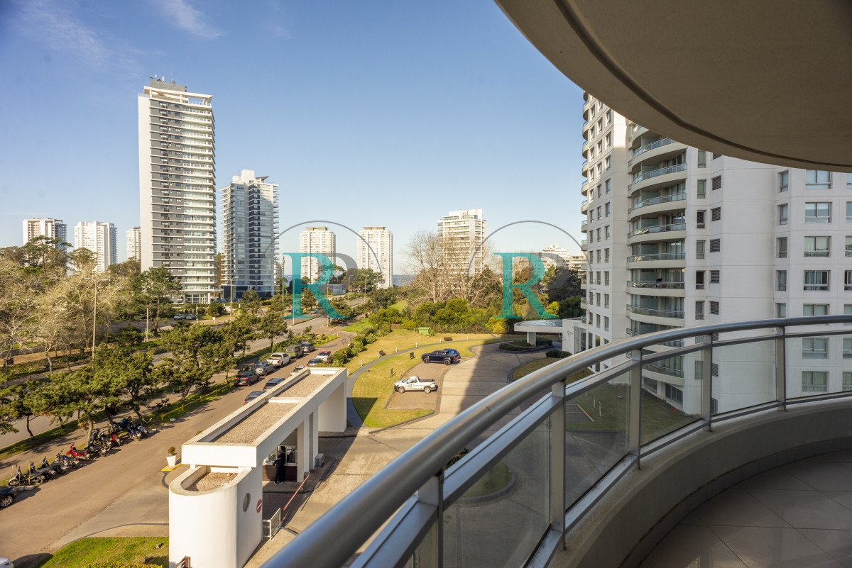 Apartamento ID.2117 - Venta Apartamento 3 dormitorios y dependencia en Ocean Drive Punta del Este