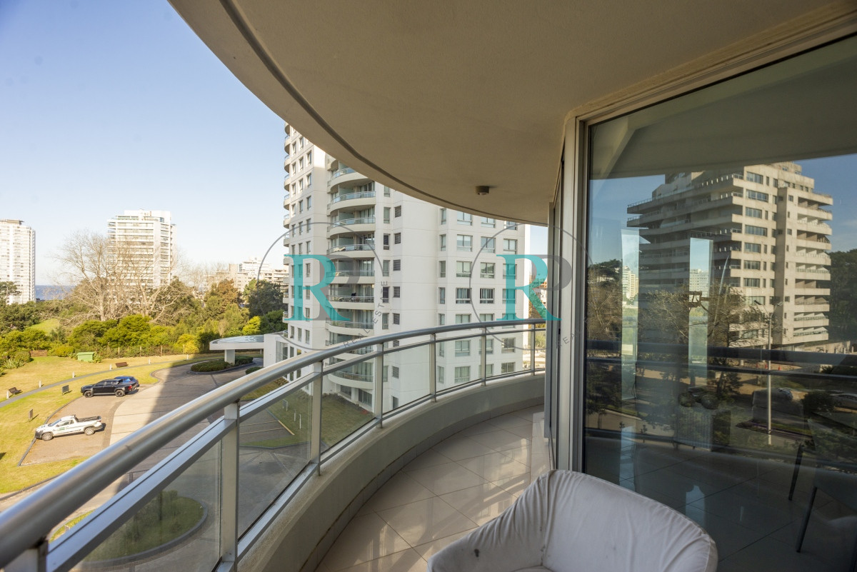 Apartamento ID.2117 - Venta Apartamento 3 dormitorios y dependencia en Ocean Drive Punta del Este