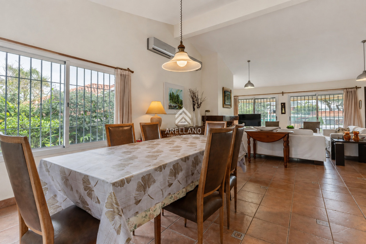Casa ID.2669 - Casa en Playa Mansa 4 dormitorios cerca del mar