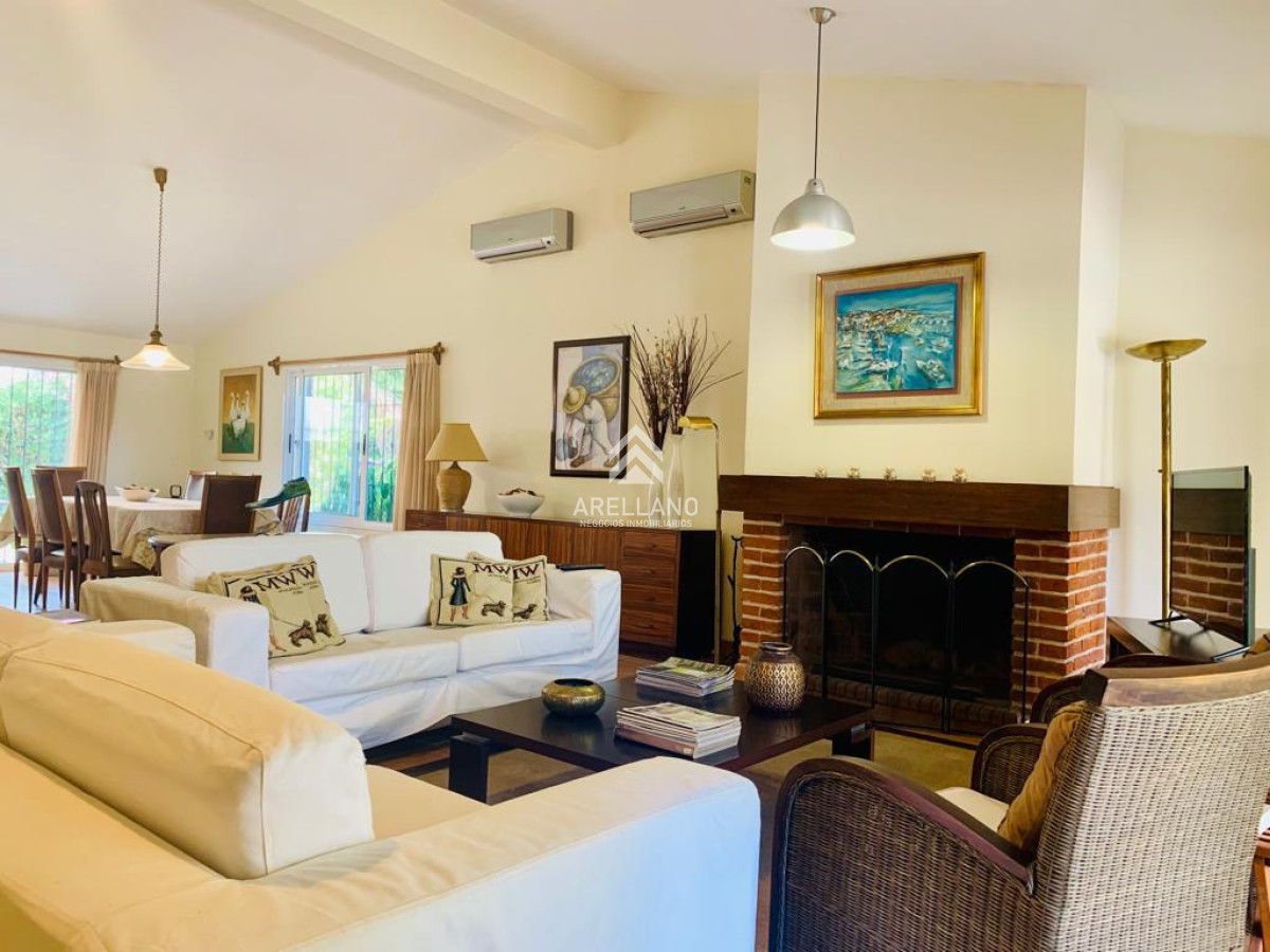 Casa ID.2669 - Casa en Playa Mansa 4 dormitorios cerca del mar