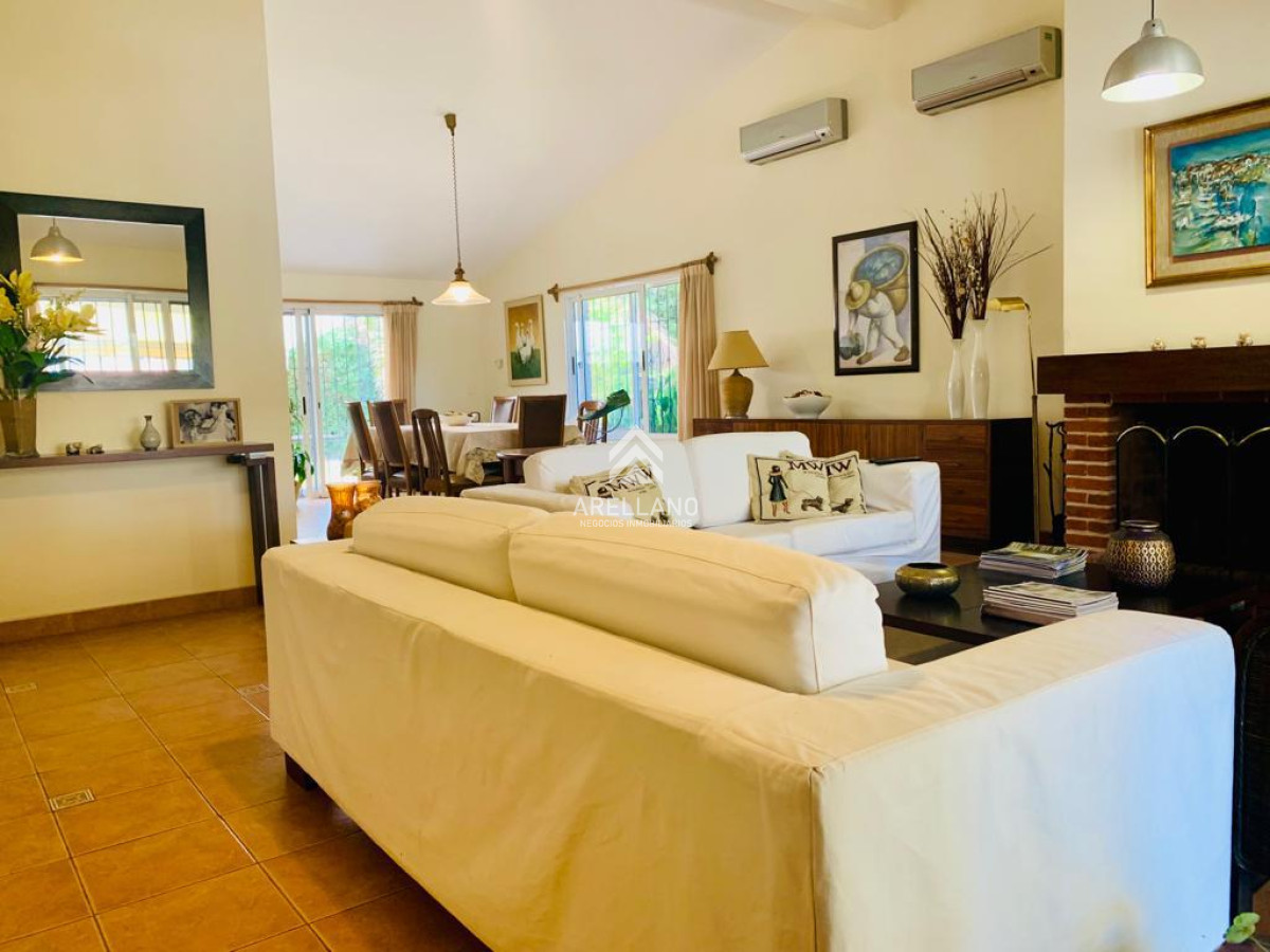 Casa ID.2669 - Casa en Playa Mansa 4 dormitorios cerca del mar