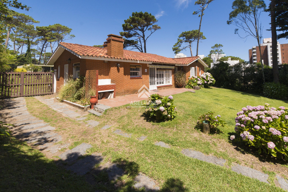 Casa ID.4054 - Venta casa 3 dormitorios y dependencia Playa Mansa 