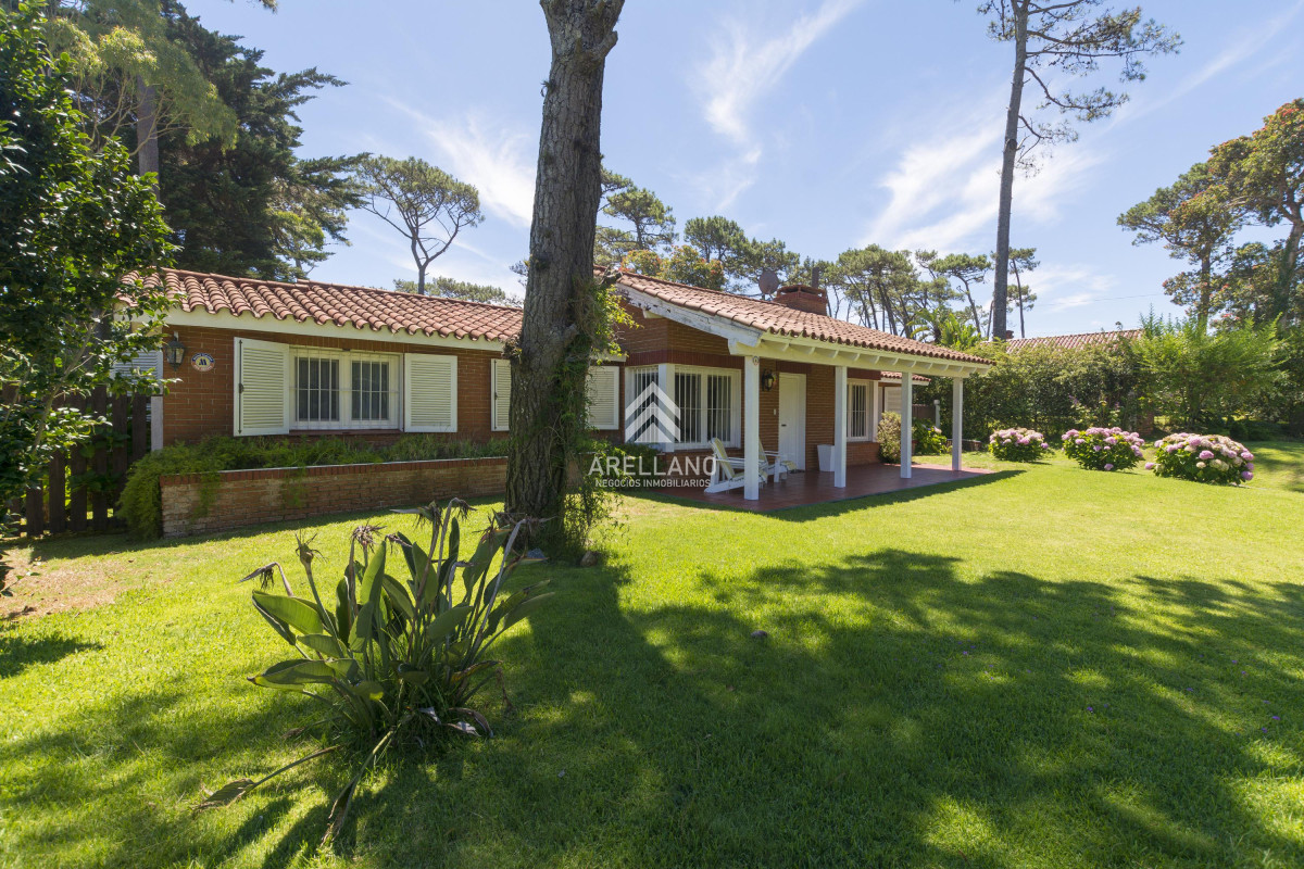 Casa ID.4054 - Venta casa 3 dormitorios y dependencia Playa Mansa 