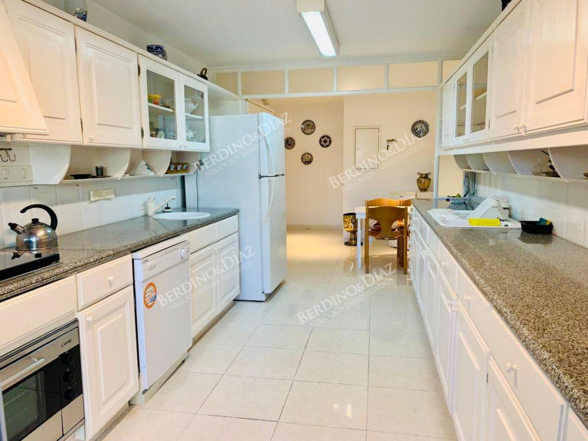 Apartamento ID.2719 - Venta Apartamento 3 dormitorios màs dependencia en Playa Mansa, Punta del Este