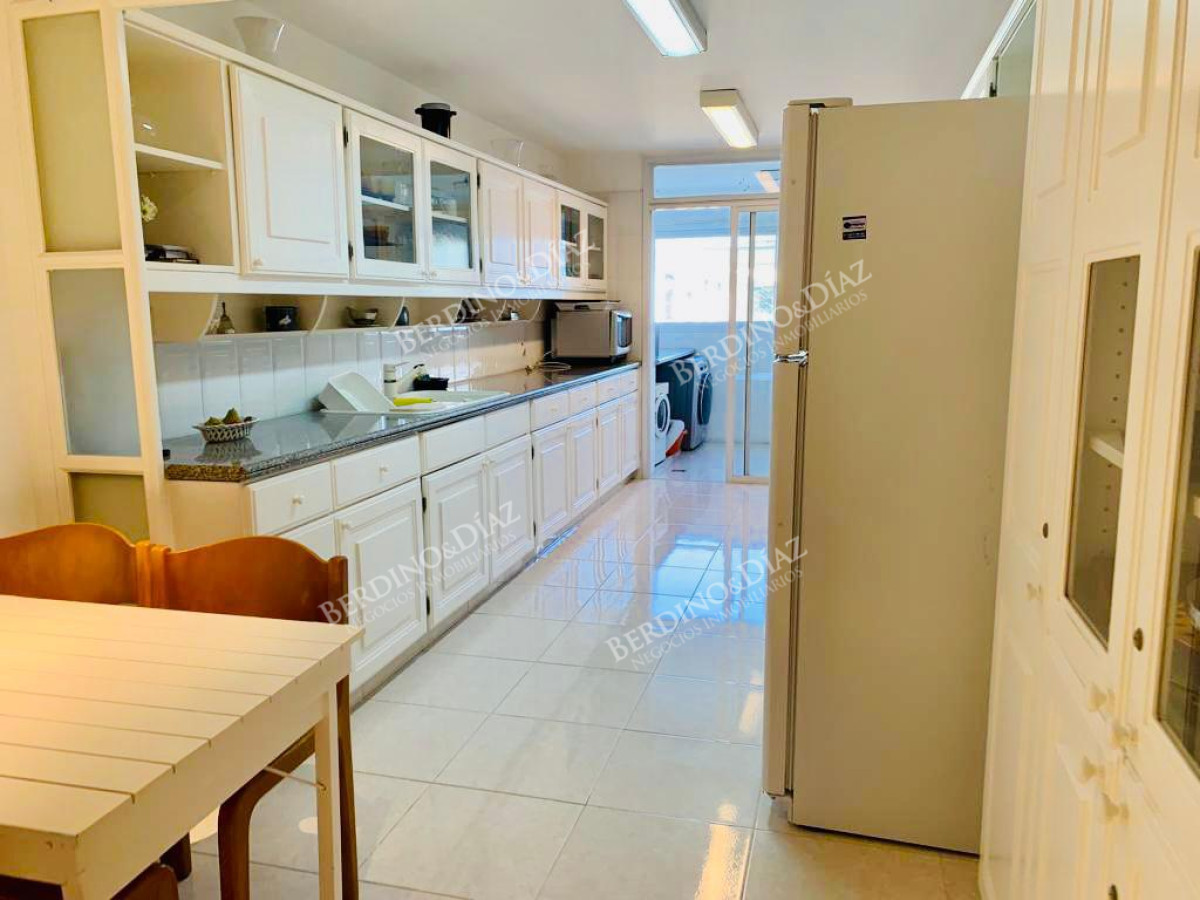 Apartamento ID.2719 - Venta Apartamento 3 dormitorios màs dependencia en Playa Mansa, Punta del Este