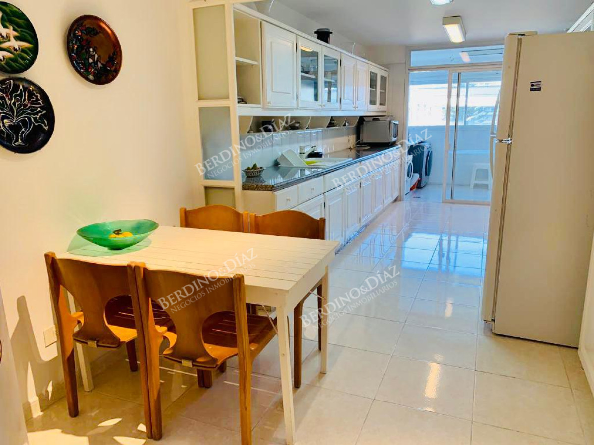 Apartamento ID.2719 - Venta Apartamento 3 dormitorios màs dependencia en Playa Mansa, Punta del Este