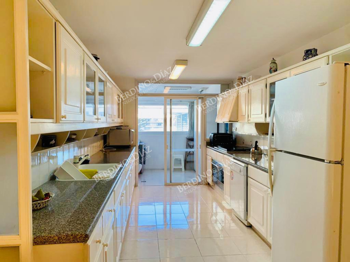 Apartamento ID.2719 - Venta Apartamento 3 dormitorios màs dependencia en Playa Mansa, Punta del Este