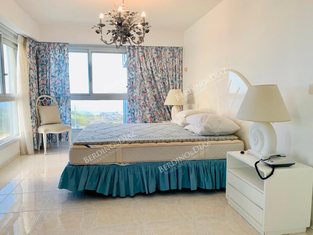 Apartamento ID.2719 - Venta Apartamento 3 dormitorios màs dependencia en Playa Mansa, Punta del Este