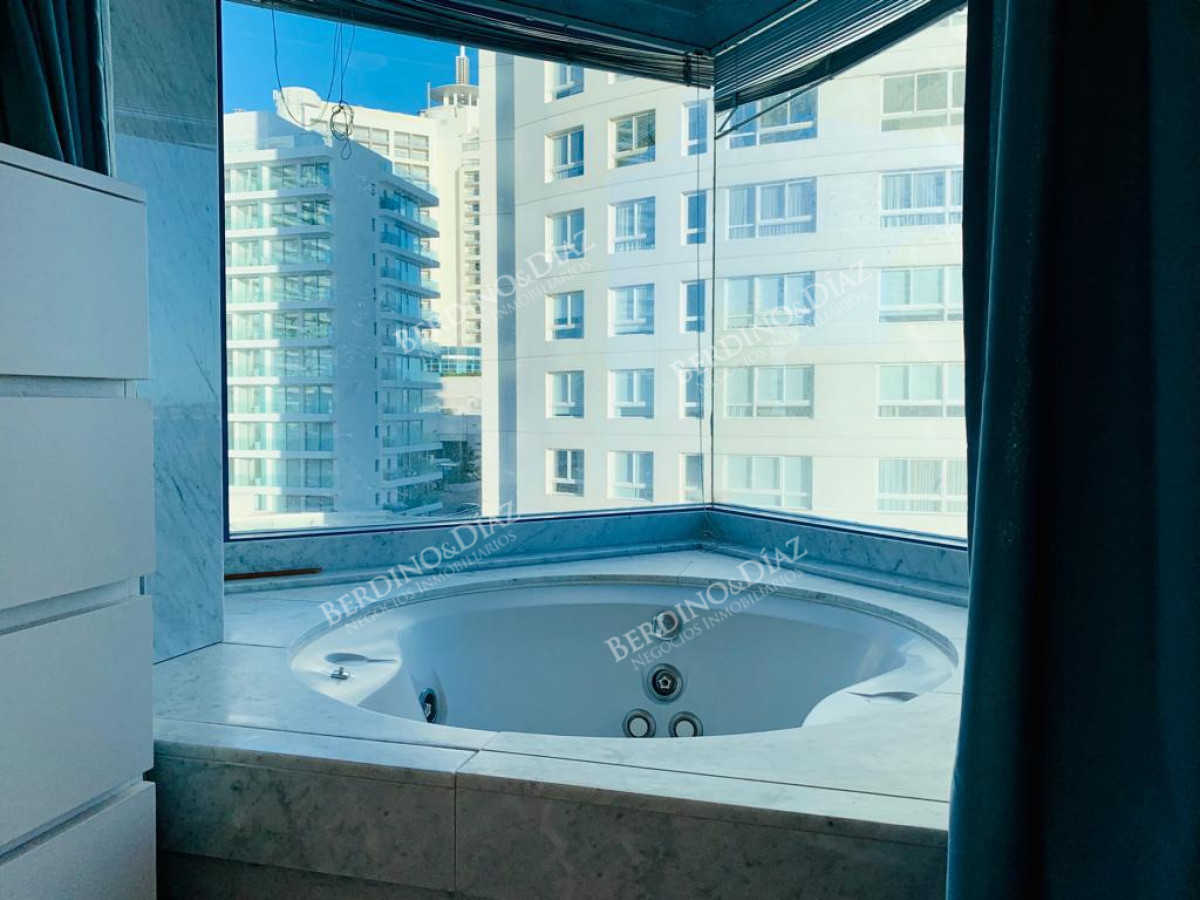 Apartamento ID.2719 - Venta Apartamento 3 dormitorios màs dependencia en Playa Mansa, Punta del Este