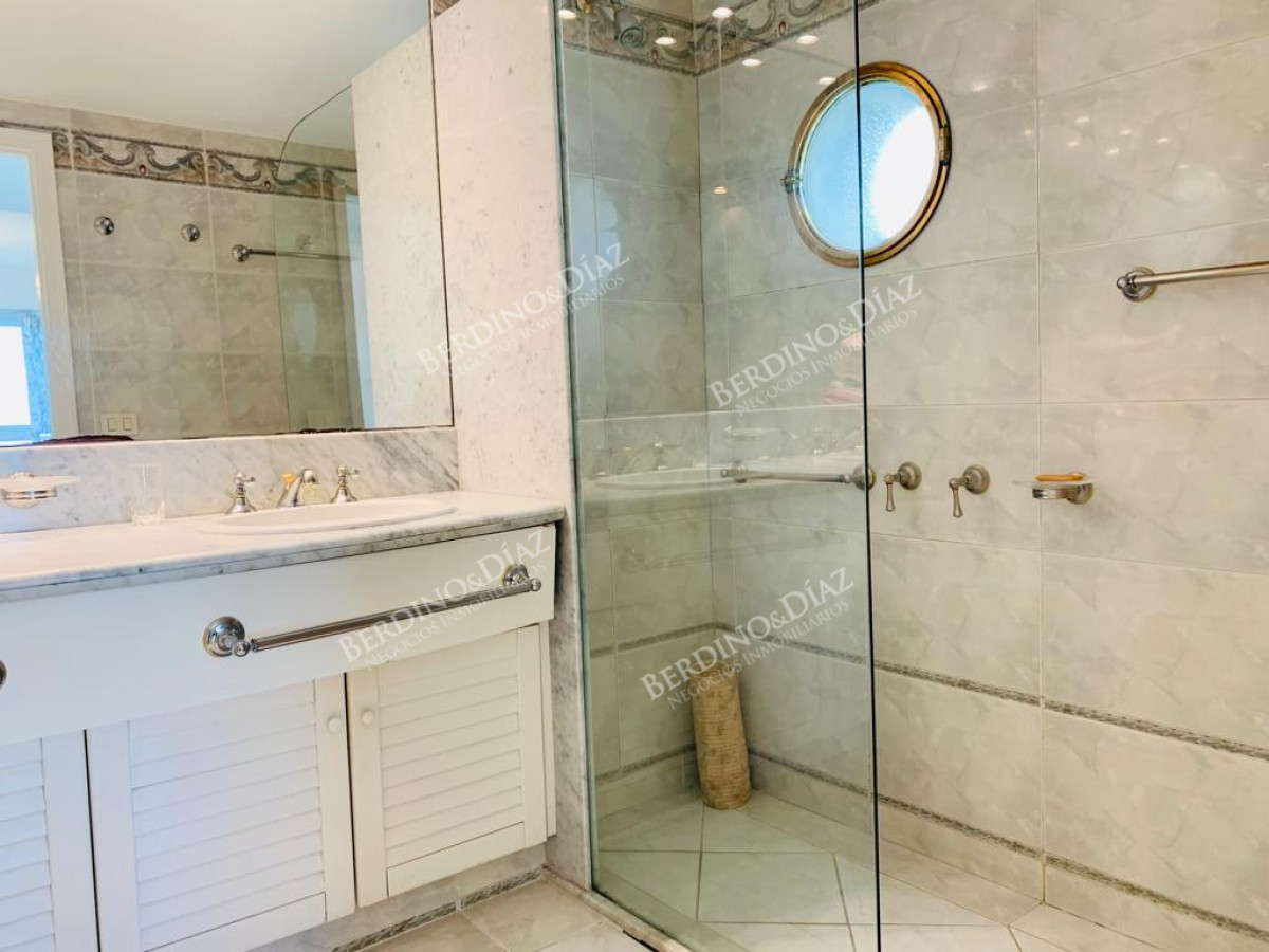 Apartamento ID.2719 - Venta Apartamento 3 dormitorios màs dependencia en Playa Mansa, Punta del Este