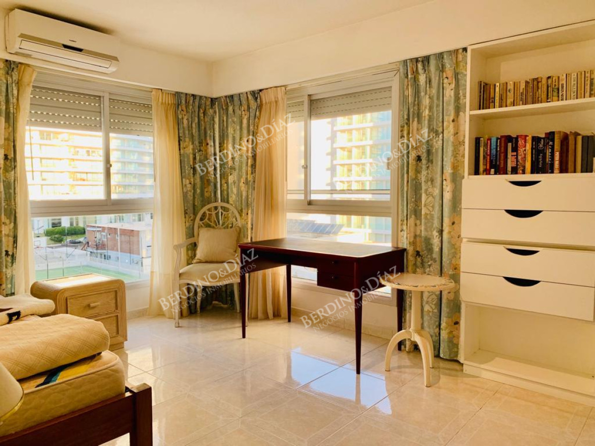 Apartamento ID.2719 - Venta Apartamento 3 dormitorios màs dependencia en Playa Mansa, Punta del Este