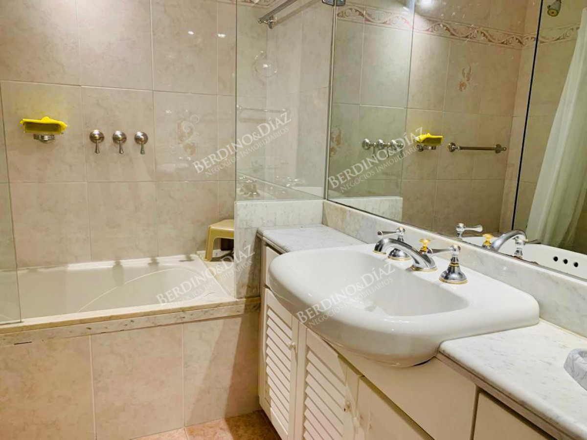 Apartamento ID.2719 - Venta Apartamento 3 dormitorios màs dependencia en Playa Mansa, Punta del Este