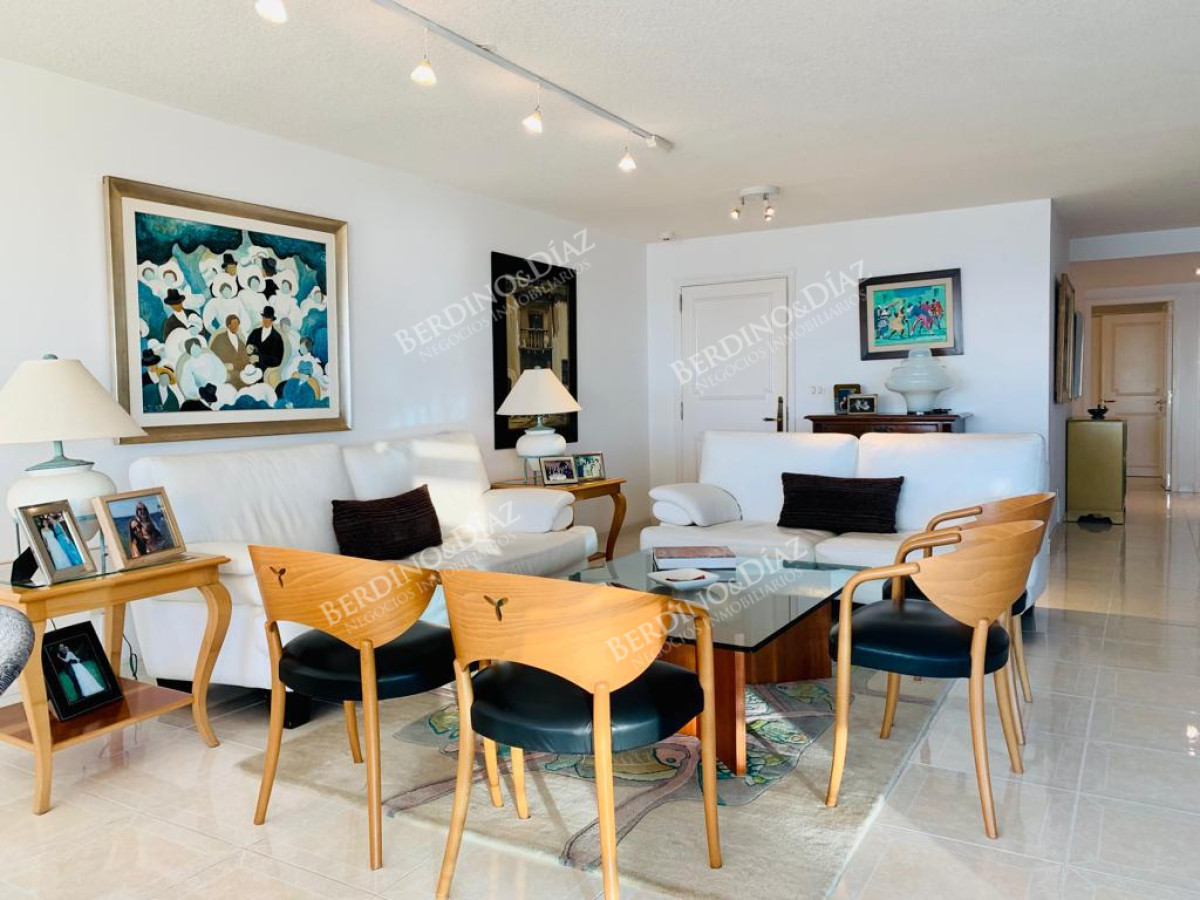 Apartamento ID.2719 - Venta Apartamento 3 dormitorios màs dependencia en Playa Mansa, Punta del Este