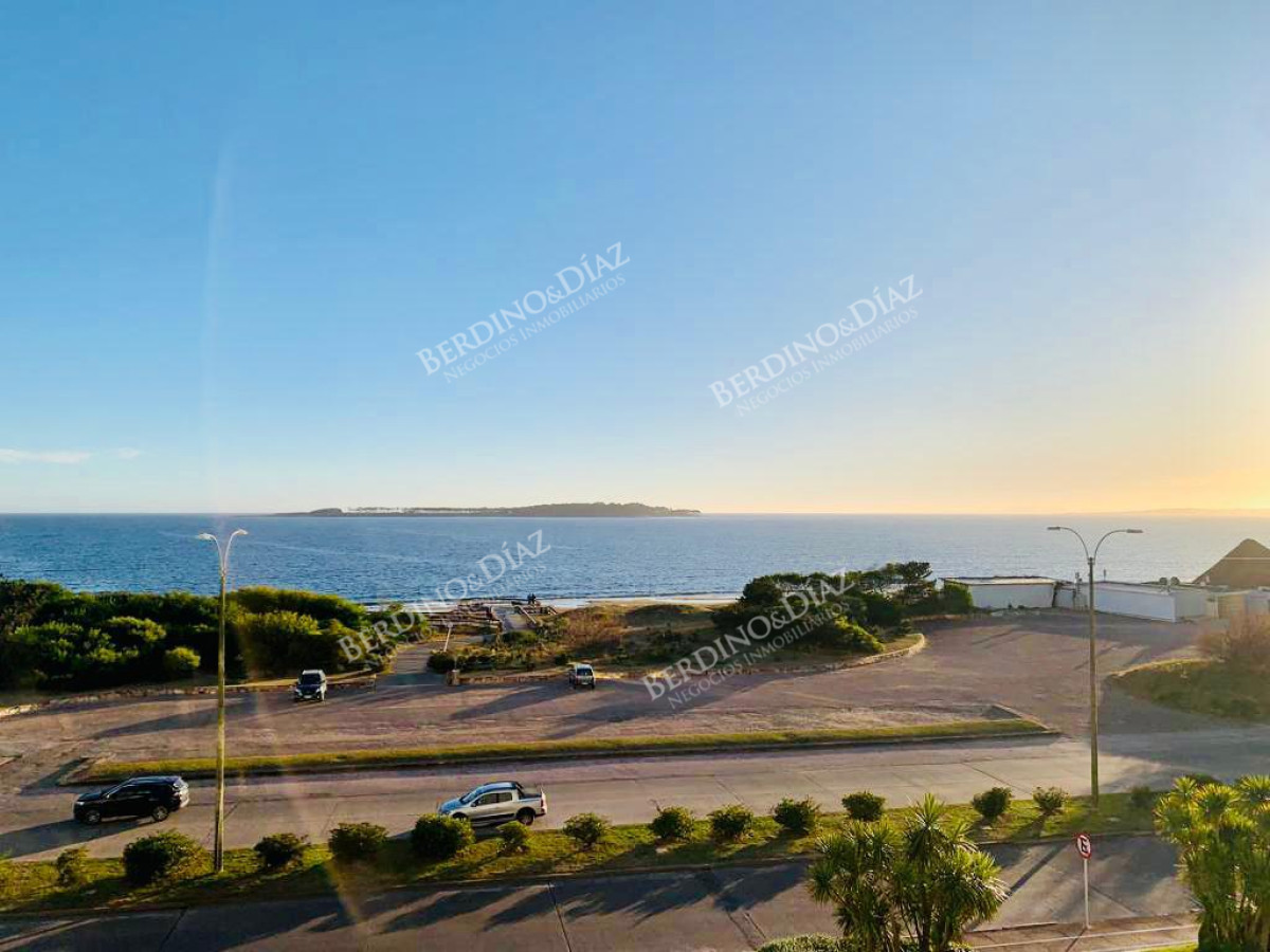 Apartamento ID.2719 - Venta Apartamento 3 dormitorios màs dependencia en Playa Mansa, Punta del Este
