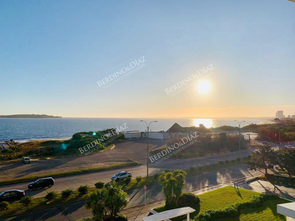 Apartamento ID.2719 - Venta Apartamento 3 dormitorios màs dependencia en Playa Mansa, Punta del Este