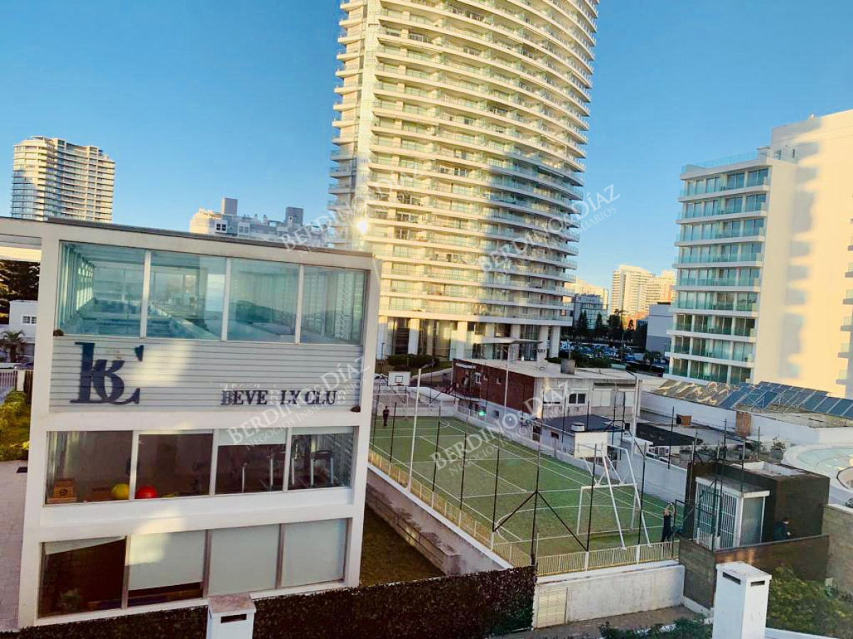 Apartamento ID.2719 - Venta Apartamento 3 dormitorios màs dependencia en Playa Mansa, Punta del Este