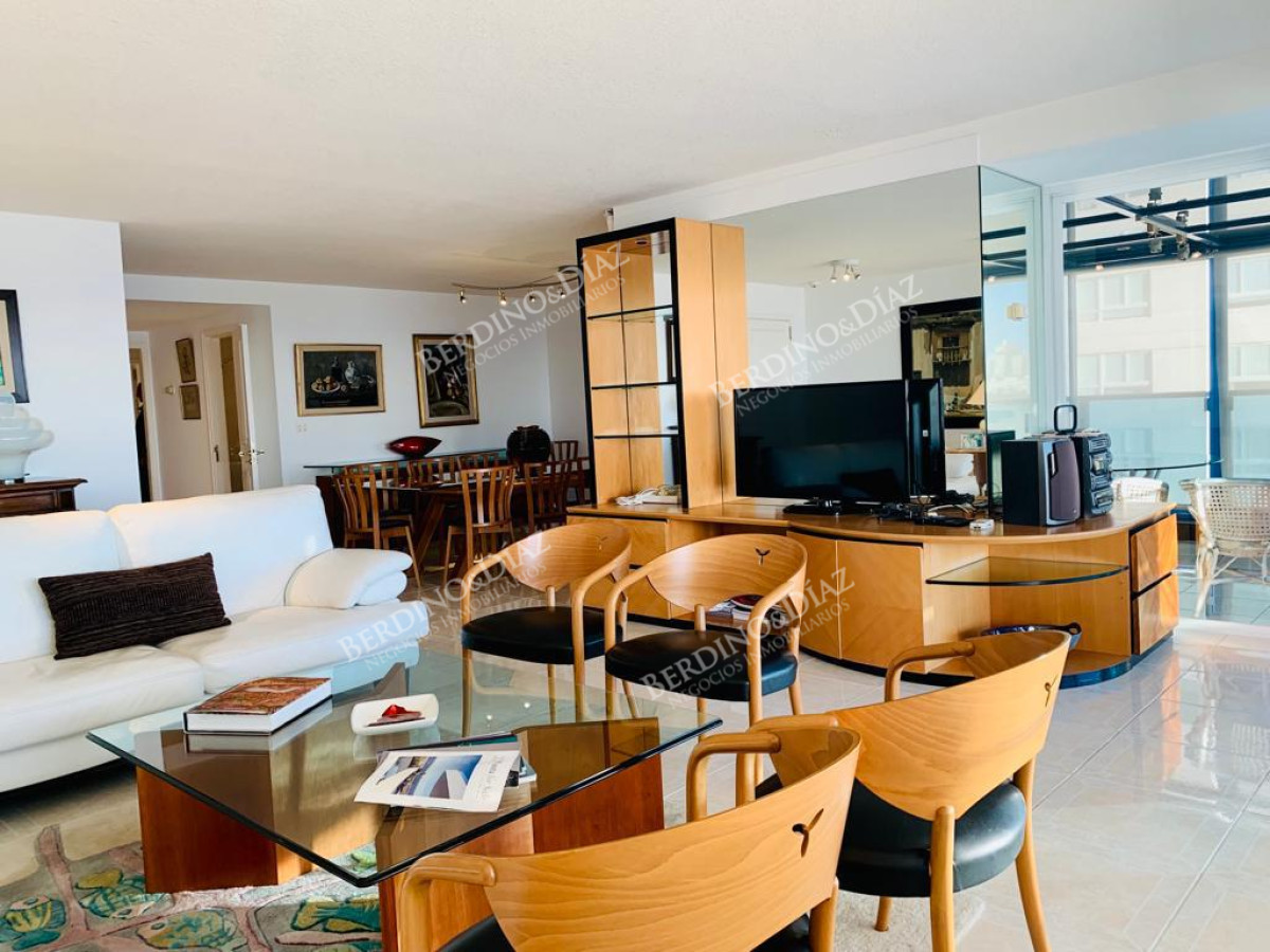 Apartamento ID.2719 - Venta Apartamento 3 dormitorios màs dependencia en Playa Mansa, Punta del Este