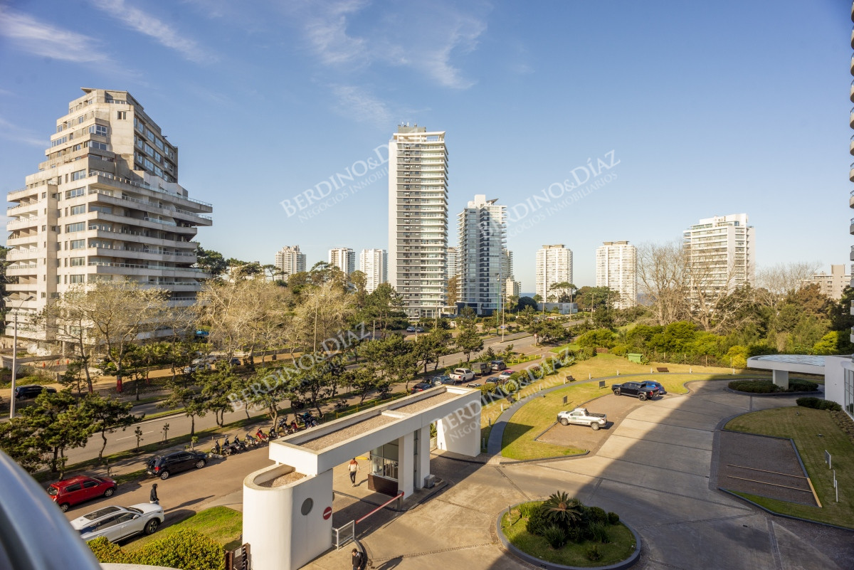 Apartamento ID.2867 - Venta Apartamento 3 dormitorios y dep Ocean Drive Punta del Este