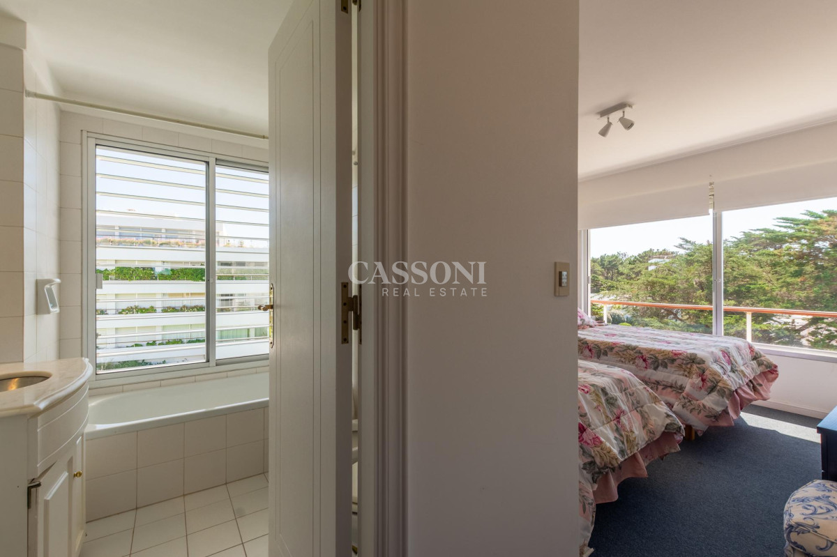 Apartamento ID.3592 - Apartamento  Venta 3 dormitorios mas dependencia  Rincón del Indio Punta del Este Vista al Mar