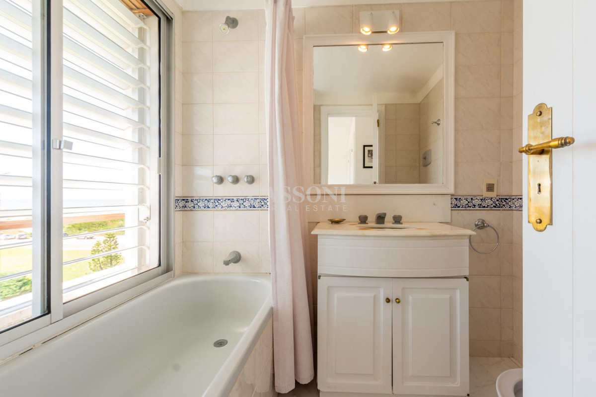 Apartamento ID.3592 - Apartamento  Venta 3 dormitorios mas dependencia  Rincón del Indio Punta del Este Vista al Mar