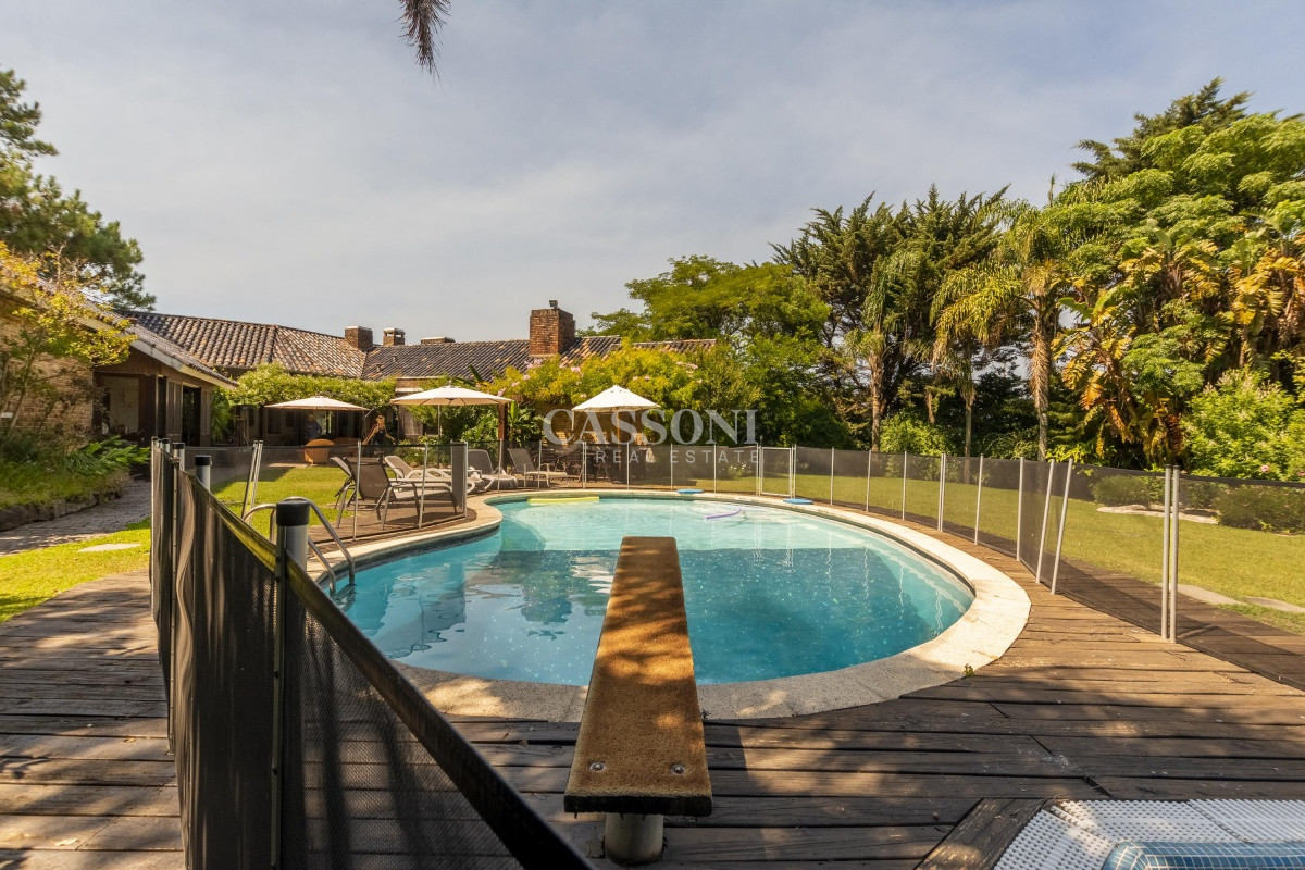 Casa ID.3595 - Venta Casa 8 dormitorios Playa Mansa Punta del Este