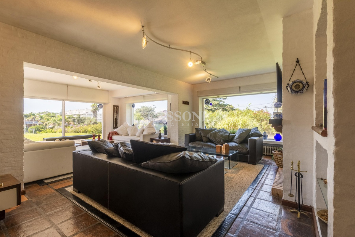 Casa ID.3595 - Venta Casa 8 dormitorios Playa Mansa Punta del Este