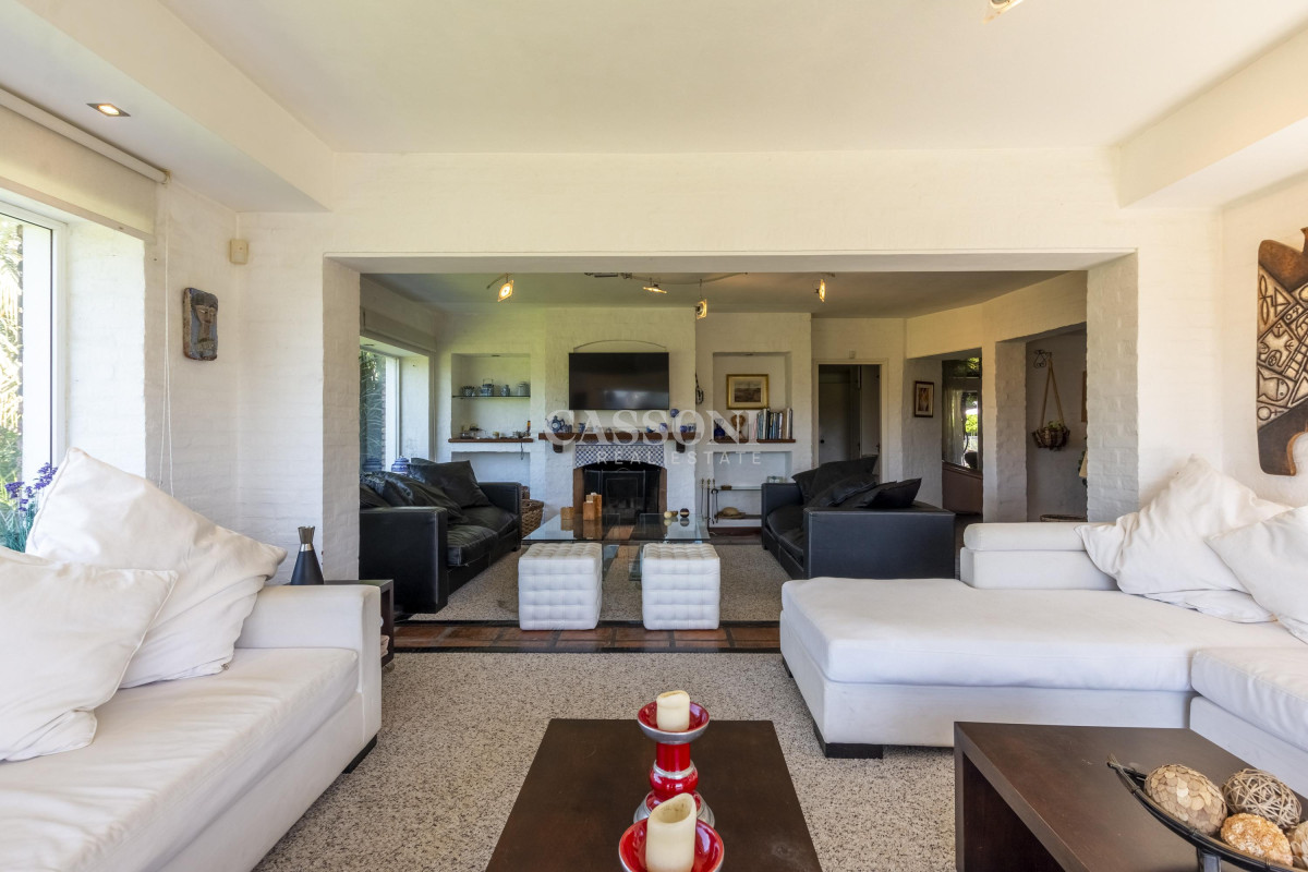 Casa ID.3595 - Venta Casa 8 dormitorios Playa Mansa Punta del Este
