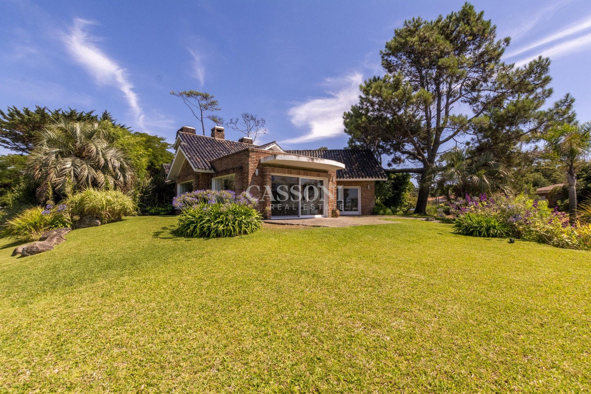 Casa ID.3595 - Venta Casa 8 dormitorios Playa Mansa Punta del Este