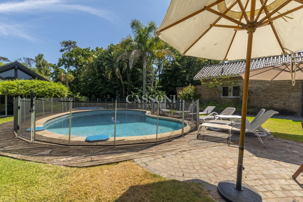 Casa ID.3595 - Venta Casa 8 dormitorios Playa Mansa Punta del Este