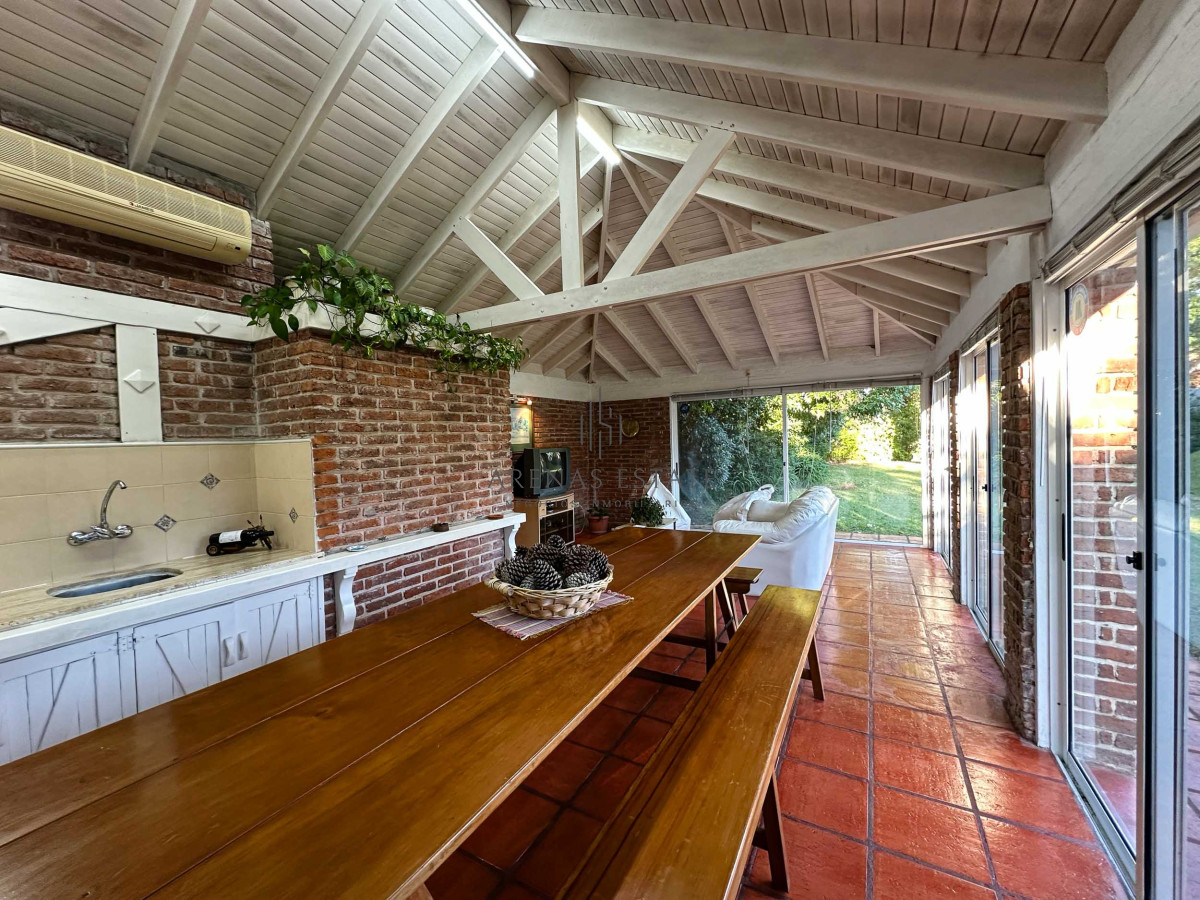 Casa ID.3942 - Venta Casa 5 dormitorios más dependencia en Cantegril Punta del Este Uruguay Piscina Parque Jardín
