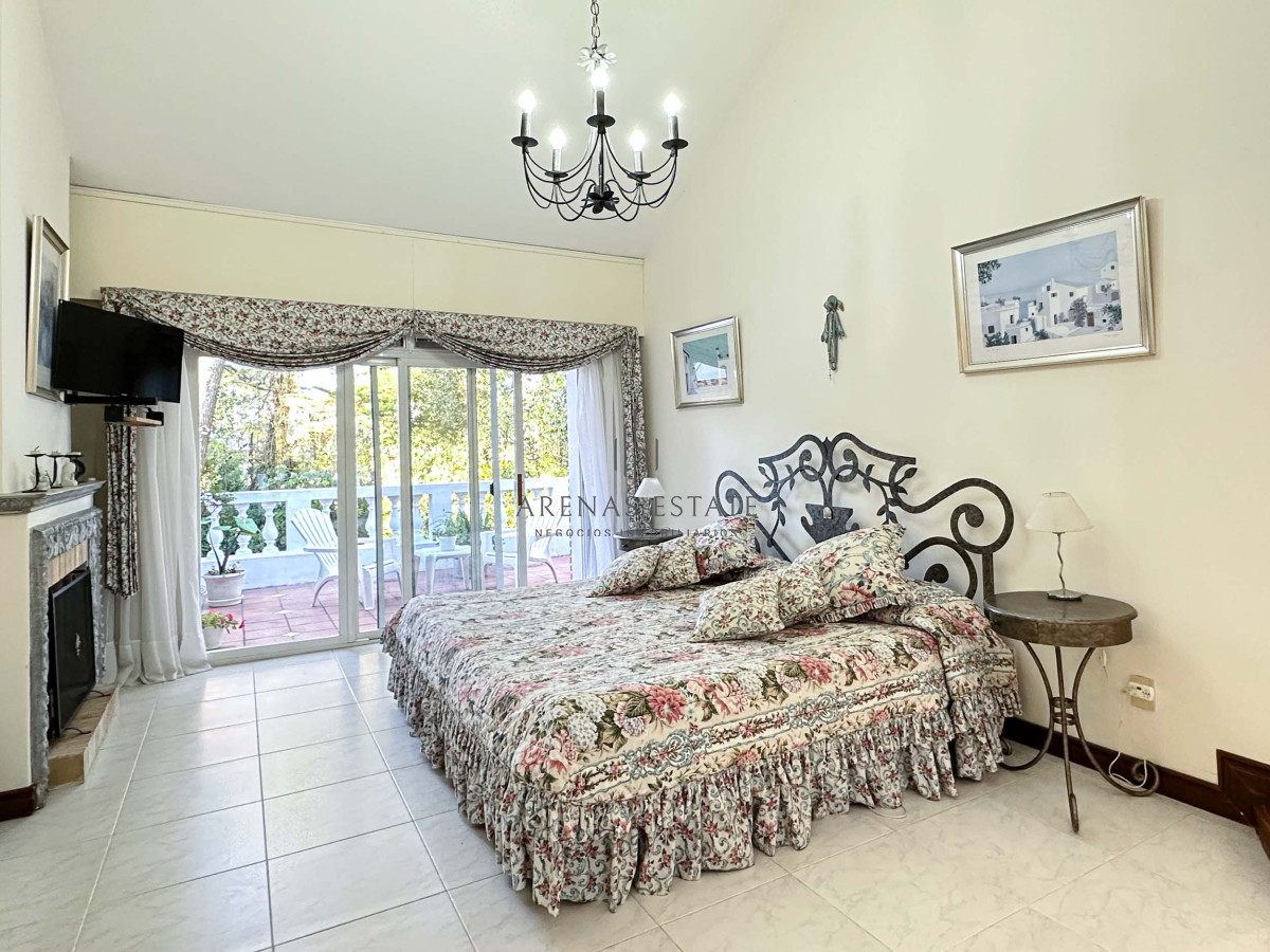 Casa ID.3942 - Venta Casa 5 dormitorios más dependencia en Cantegril Punta del Este Uruguay Piscina Parque Jardín