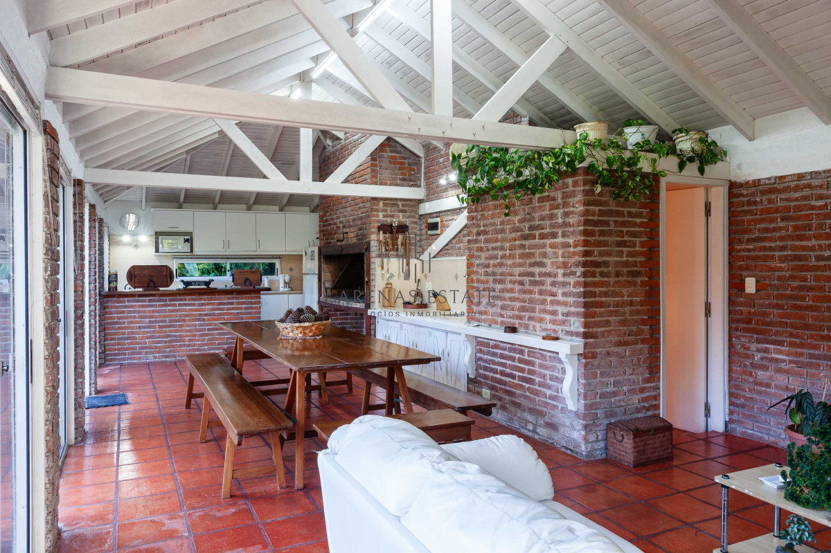 Casa ID.3942 - Venta Casa 5 dormitorios más dependencia en Cantegril Punta del Este Uruguay Piscina Parque Jardín