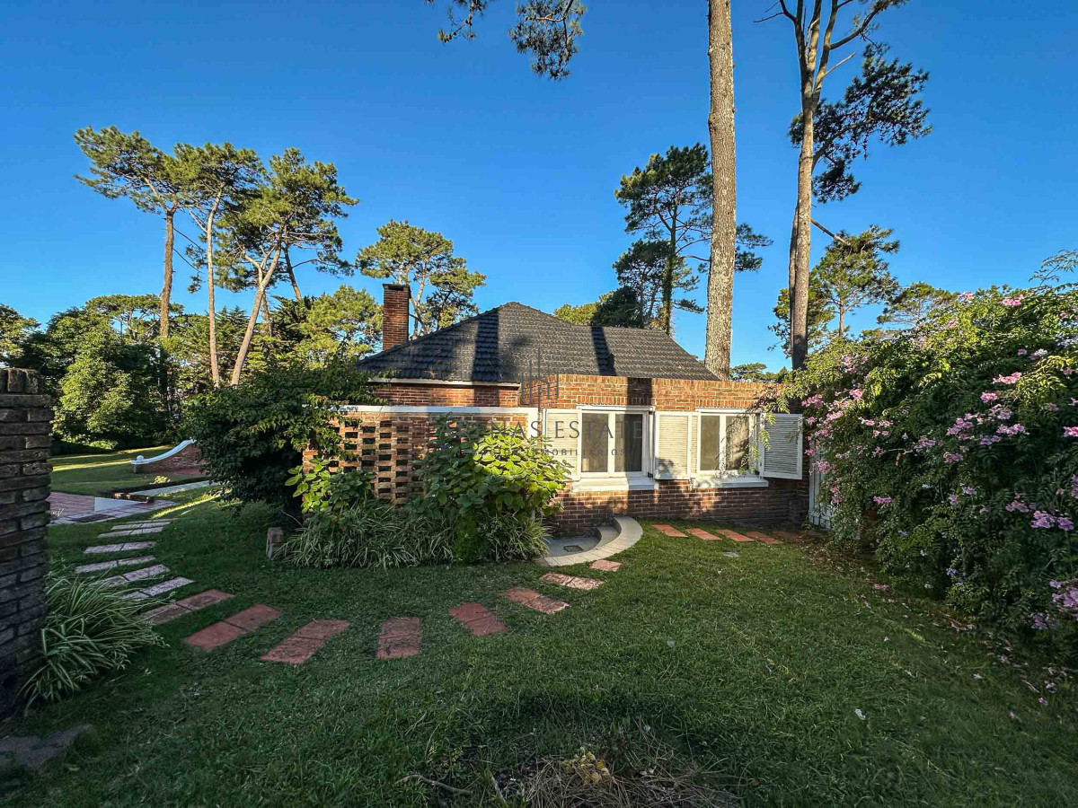 Casa ID.3942 - Venta Casa 5 dormitorios más dependencia en Cantegril Punta del Este Uruguay Piscina Parque Jardín