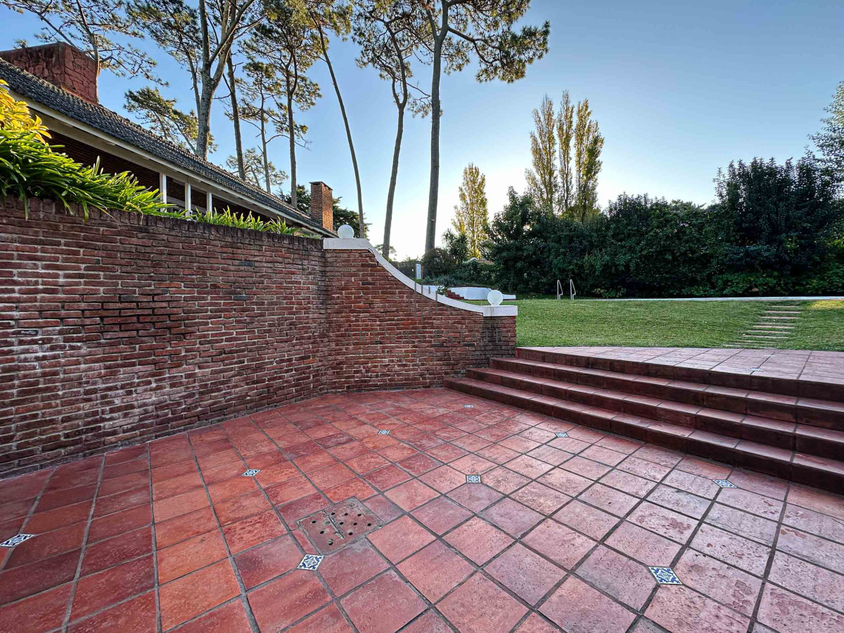 Casa ID.3942 - Venta Casa 5 dormitorios más dependencia en Cantegril Punta del Este Uruguay Piscina Parque Jardín