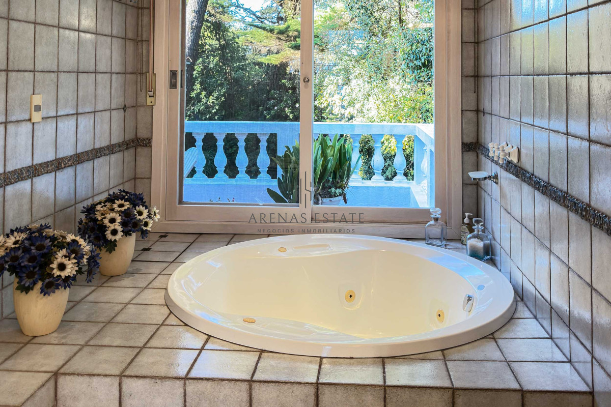 Casa ID.3942 - Venta Casa 5 dormitorios más dependencia en Cantegril Punta del Este Uruguay Piscina Parque Jardín