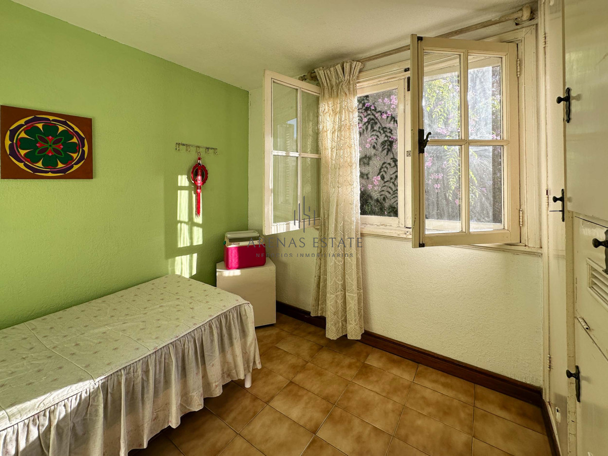Casa ID.3942 - Venta Casa 5 dormitorios más dependencia en Cantegril Punta del Este Uruguay Piscina Parque Jardín
