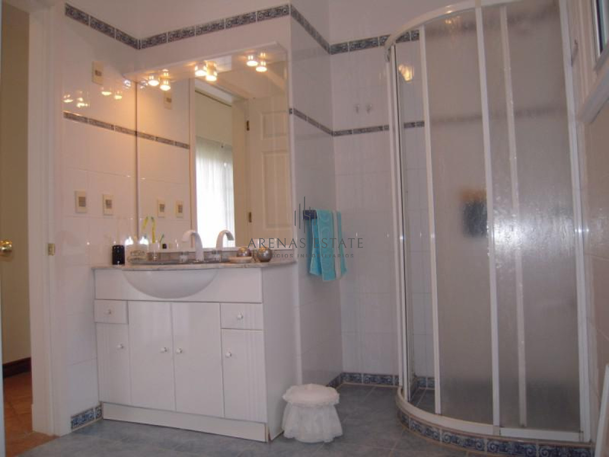 Casa ID.3942 - Venta Casa 5 dormitorios más dependencia en Cantegril Punta del Este Uruguay Piscina Parque Jardín