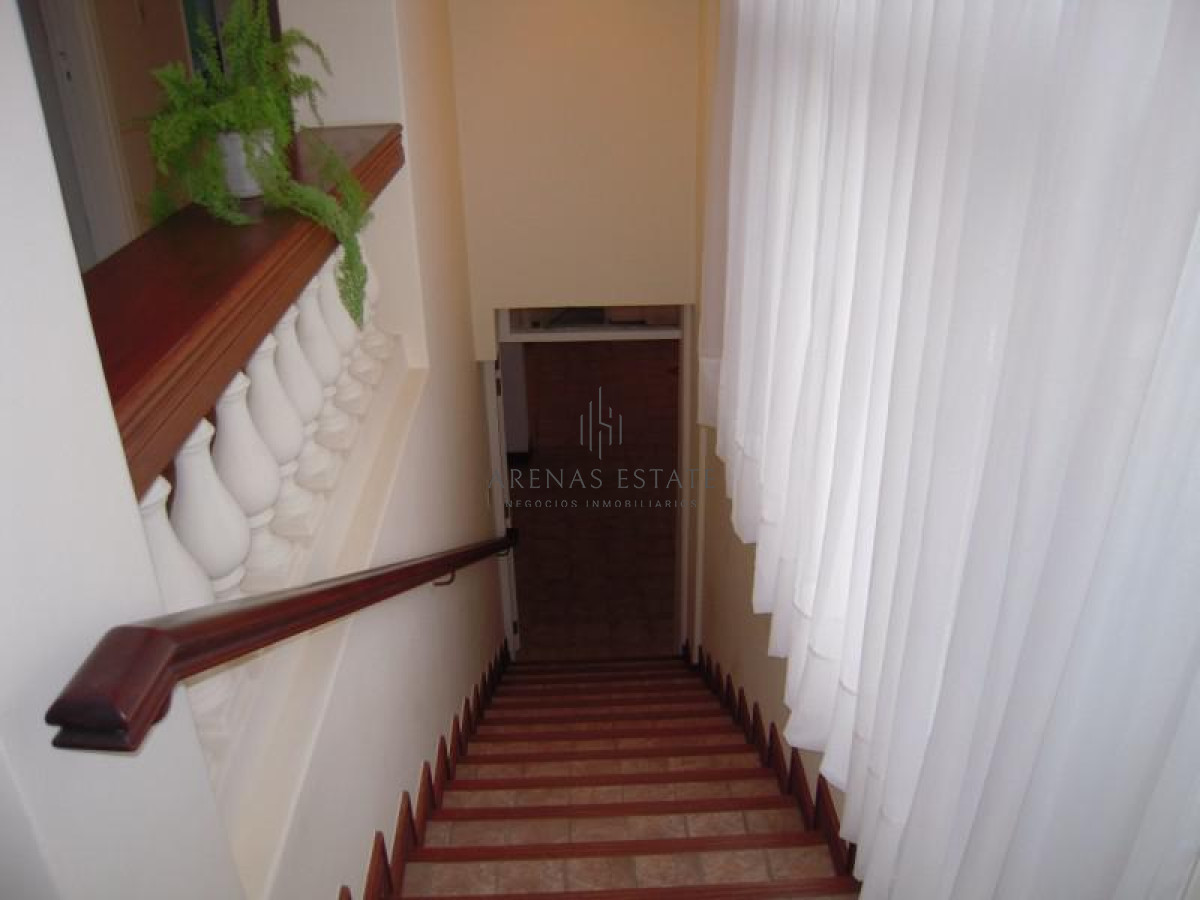 Casa ID.3942 - Venta Casa 5 dormitorios más dependencia en Cantegril Punta del Este Uruguay Piscina Parque Jardín