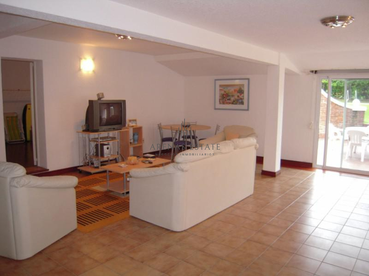 Casa ID.3942 - Venta Casa 5 dormitorios más dependencia en Cantegril Punta del Este Uruguay Piscina Parque Jardín